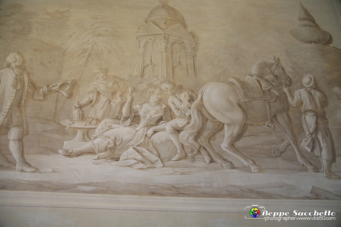 VBS_6614 - Villa Pisani - Stra (Venezia).jpg - SALA DELLA VILLEGGIATURA  Questo ambiente è affrescato da Francesco Simonini (1686 - post 1755) con grandi scene monocrome: i I Ballo campestre e l' Intrattenimento galante in giardino. I busti scultorei, forse di Giacomo Antonio Pasonelli (secc. XVII-XVIII) raffigurano, in senso orario, da sinistra: la Primavera, l'inverno, l'Estate e l'Autunno. 